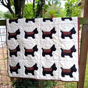 Vintage Handmade Cotton Quilt / Scotties / Great Detail / Topstitching / 39