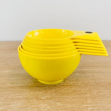Vintage Crown Corning Geometric Handle Measuring Cups Set of 6 Yellow 