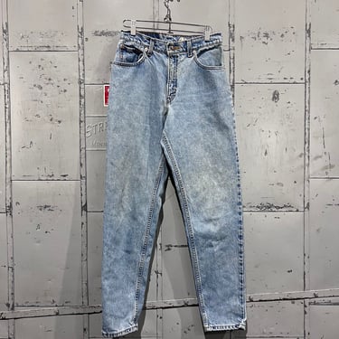 Size 26x29 1990s Distressed Levi’s 550 light wash Denim Jeans 