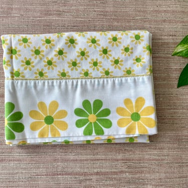Vintage Mod Daisy Standard Floral Pillow Case in Green and Yellow 