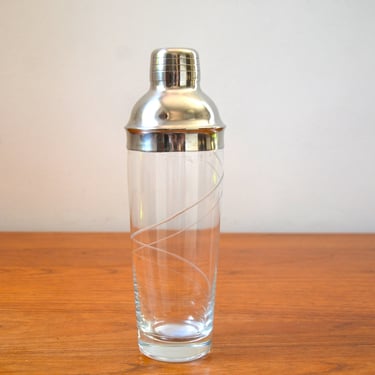 Vintage Etched Glass Cocktail Shaker with Spiral Line Pattern, Retro Barware 
