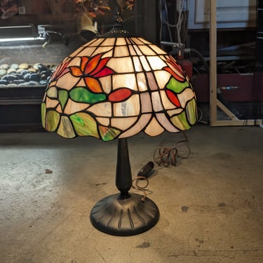 Tiffany style lamp 13 x 17