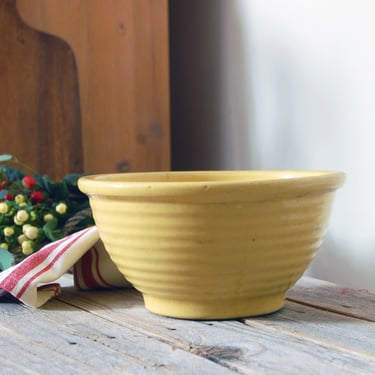 Vintage Yellow Ware mixing bowl / antique ringed Yellowware 10" bowl / rustic farmhouse kitchen  / antique stoneware pottery mixing bowl 