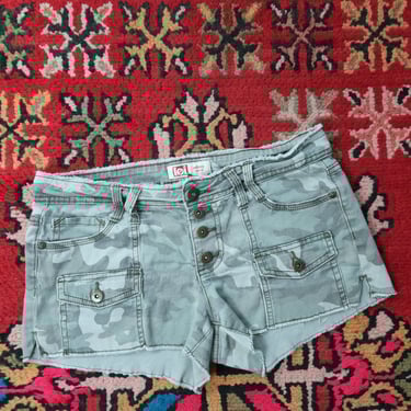 Vintage LEI Camo Denim Shorts – Y2K Low-Rise Button-Fly Cargo Style