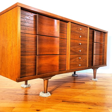 Mid Century Johnson Carper Nine Drawer Dresser / Credenza 