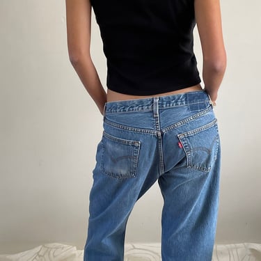 32 Levis 501 vintage jeans / vintage medium wash faded high waisted button fly boyfriend baggy curvy Levis 501 0115 jeans USA | size 32 