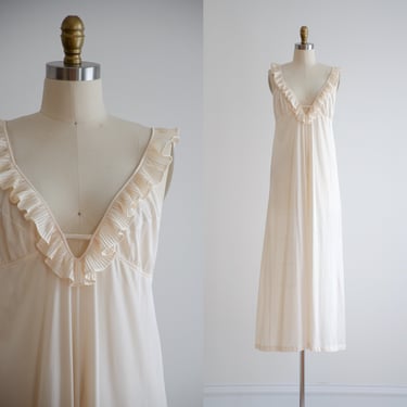 long silky nightgown 70s vintage Flair cream white ruffled lingerie 