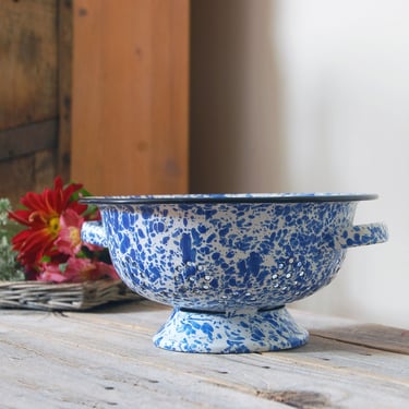 Vintage blue enamelware colander / blue splatter swirl enamelware / enamelware strainer / graniteware strainer / rustic farmhouse sieve 