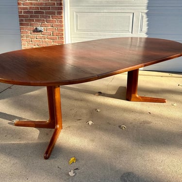 Beautiful vintage Danish teak expanding dining table 