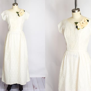 Vintage 1960s Floor Length Lace Wedding Gown | S/M | Fit and Flare | Short Sleeves | No Train | Courthouse 