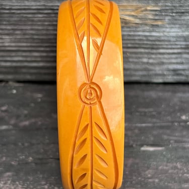 butterscotch carved bakelite bangle 1940s 1950s leaf bracelet 