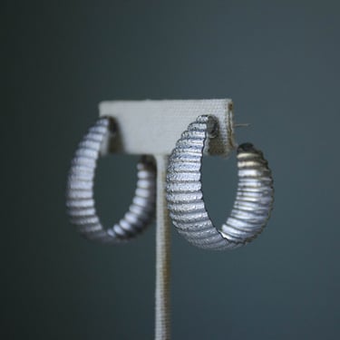 vintage jewelry | vintage earrings | silver hoop earrings | thick ridged hoops 