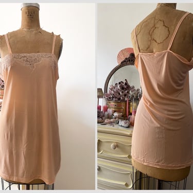 Vintage 1940’s peach rayon slip with ecru lace trim | vintage lingerie, mini slip dress, flapper nightie, M 