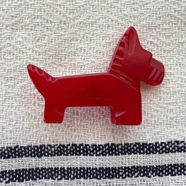 Bakelite button SCOTTIE red thick carved 