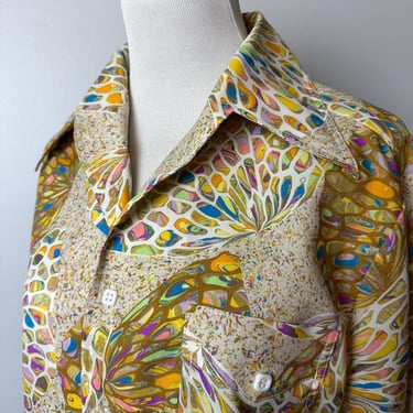 Vintage 70’s Men’s shirt~ button down Psychedelic pattern Trippy kaleidoscope print~ pointy 1970’s collar  colorful~ Size Medium 