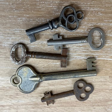 true vintage skeleton key collection lot of five rusty door cabinet curio brass keys 