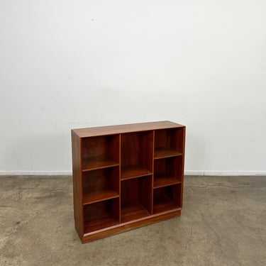 Povl Dinesen bookcase with box joint detailing 