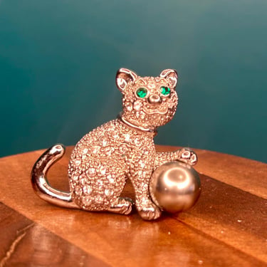 Vintage Rhinestone Cat With Ball Brooch Green Eyes Retro Fashion Jewelry 