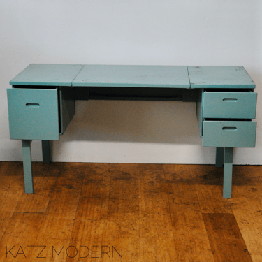 1970s All-Aluminum Fold-up Desk⁣⁣