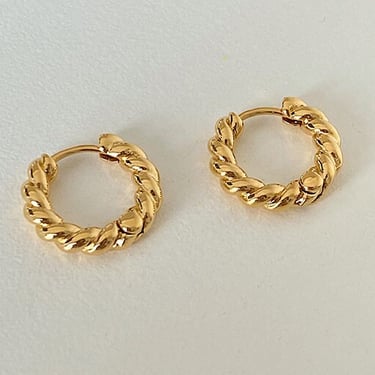 E118 gold hoop earrings, twisted hoops, twisted huggies, twisted earrings, huggie earrings, hoop earrings, gift for her, gold earrings 