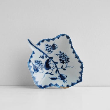 Antique Lowestoft Pottery Pickle Dish, Eighteenth Century Hand Painted Blue and White Grape Leaf Dish 