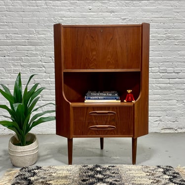 ROSEWOOD Mid Century Modern CORNER Bookcase / China or Liquor Cabinet, Made in Denmark. c. 1960's 