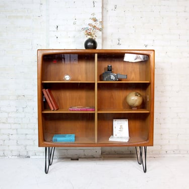 VIntage mcm teak bookshelves storage unit with sliding glass doors with hairpin legs | Free delivery in NYC and Hudson Valley areas 