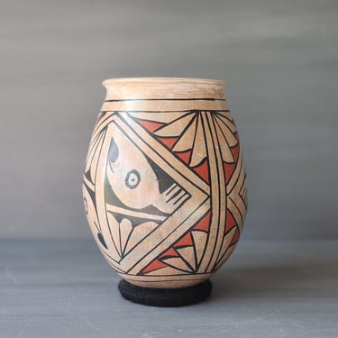 Mata Ortiz pottery vase by Manuel Olivar 