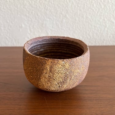 Small footed stoneware bowl