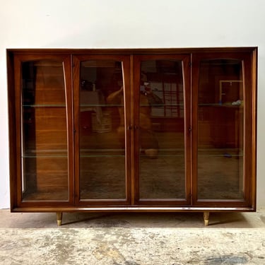 Vintage 1960s Mid Century Modern Large Broyhill Illuminated Walnut & Glass Bookcase 