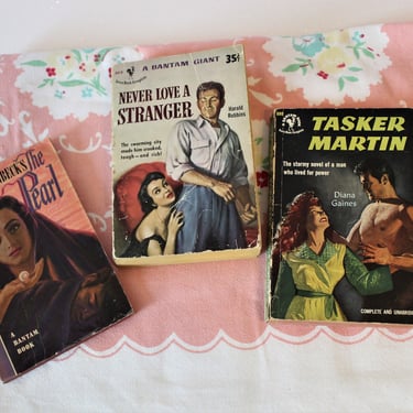 Vintage 1940s Pulp Fiction Graphic Art PB Book Murder Mystery Noir the Pearl Romance // Pinup Girl Nightstand // bantam books 