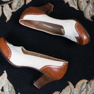 1940s Shoes - Size 8 N - Sporty Ivory Suede and Warm Brown Leather Spectator Vintage 40s Pumps with Blocked Toe and Stacked Heels 