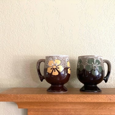 2 vintage coffee mugs flower power speckled brown pottery pedestal base 
