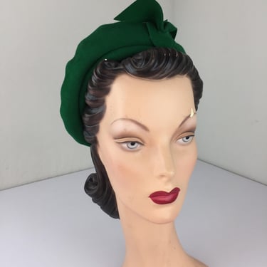 Promises Kept - Vintage 1940s Emerald Green Wool Felt Beret Caplet Hat w/V Bow 