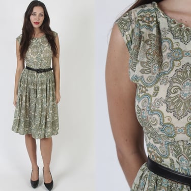 50s Medallion Printed Floral Dress / Retro Tiny Button Up Front / Rockabilly Style Mid Century Knee Length Dress 