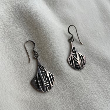 silver abstract relief dangly earrings E346