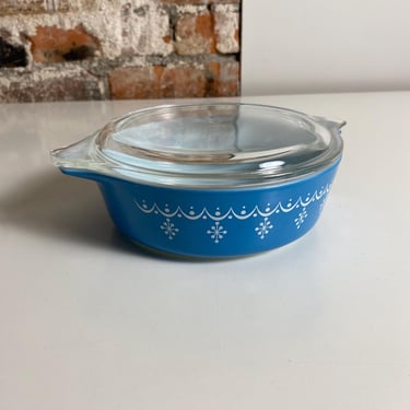 Snowflake Pyrex Casserole with Lid - 471 