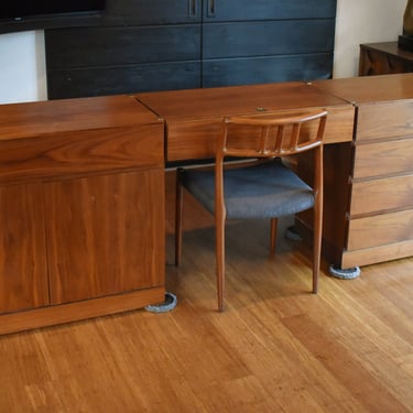 Restored Danish walnut desk/vanity/dresser set by Arne Wahl Iversen for Vinde Møbelfabrik (104.5