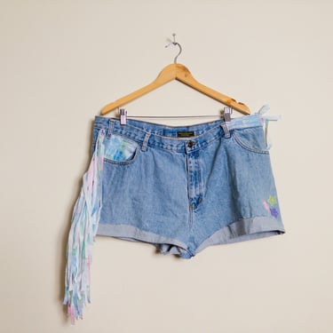 Femme Men’s Plus Size Reworked 1980s Lightwash Denim Jean Shorts With Pastel Floral Details - Size 44 