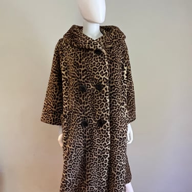 Grrrowling About - Vintage 1950s 1960s Faux Leopard Thick Collar Coat w/Lucite Button - M/L 
