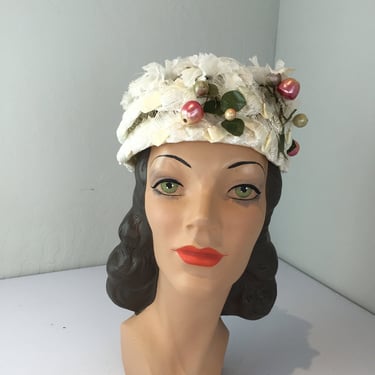 Subtle Touch of Style - Vintage 1950s 1960s Ivory White Raffia Woven Pill Box Hat w/Berries 
