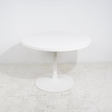 Tulip Base Dining Table 
