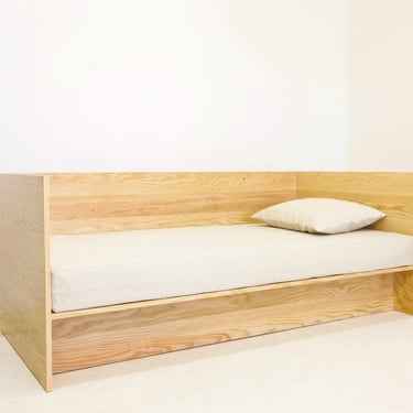 Minimalist daybed in Doug fir (inspired by Judd) 