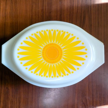 70s Pyrex daisy casserole dish #045 2 1/2 quart oval glass dish with lid, floral vintage kitchy kitchen in yellow and white sunflower 