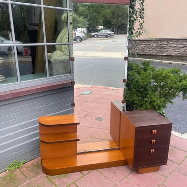 Art deco American vanity made by Gilbert Rohde 