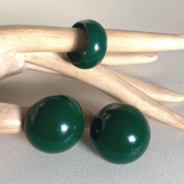 Art Deco Vintage 1950s Racing green Ring &  Dome shape  bakelite Clip -on modernist vintage earrings ring size M by BakeliteBa