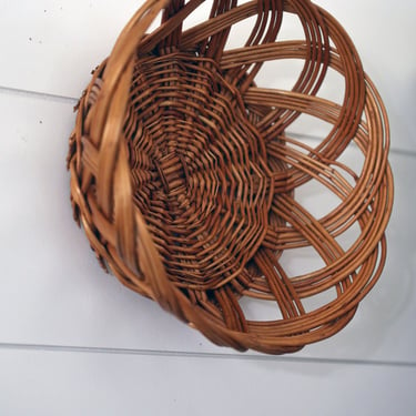 1980s French Cottage Style Wicker Kitchen Basket, Round Wicker Basket With Scalloped Edges 