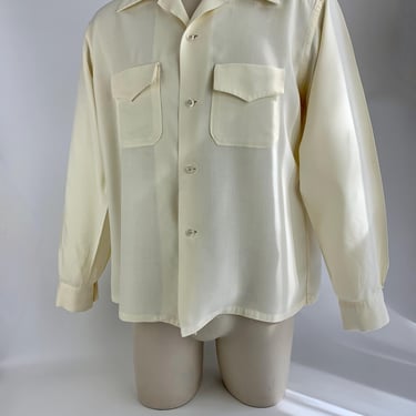 1940's Pale Yellow Shirt - Light Weight Rayon Fabric - Long Dagger Lapels -  Flap Patch Pockets - Loop Collar - Men's Size Large 