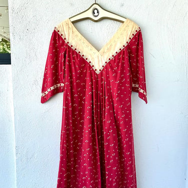 Vintage 70s Bete Muumuu Liberty House Eyelet Lace Collar Dress Red Ditsy Floral Hawaii Dress 1970s Kaftan 