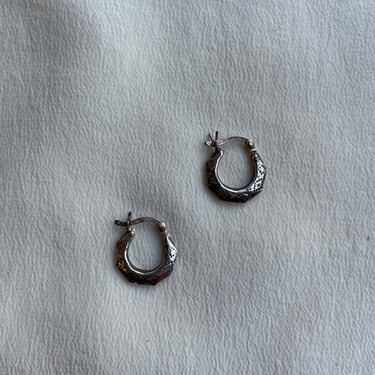 mini silver engraved hoop earrings E174